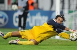 爱游戏娱乐-欧文末节狂飙锁定胜局，雄鹿客场粉碎上海队不败金梦