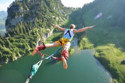 爱游戏在线-萨卡压制级发挥撕裂防线，卡塔尔式冲击波冲垮英格兰三狮神话