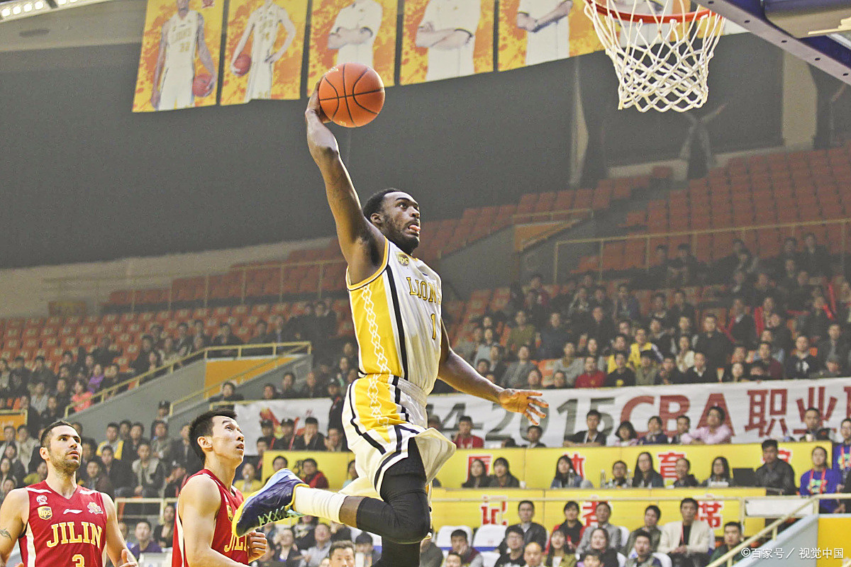 球员在全球篮球大赛中展现飘逸技术