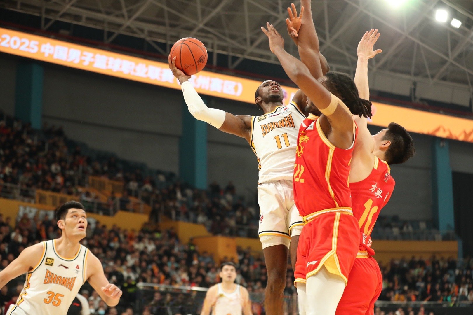 福建男篮客场告捷,球队气势如虹 福建男篮客场告捷,球队气势如虹