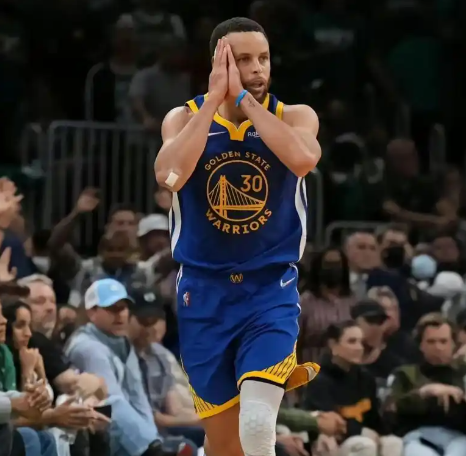 包含太阳碾压雷霆，库里刷新纪录的词条