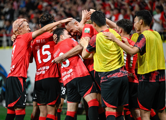 精彩的进球瞬间引发球迷狂欢