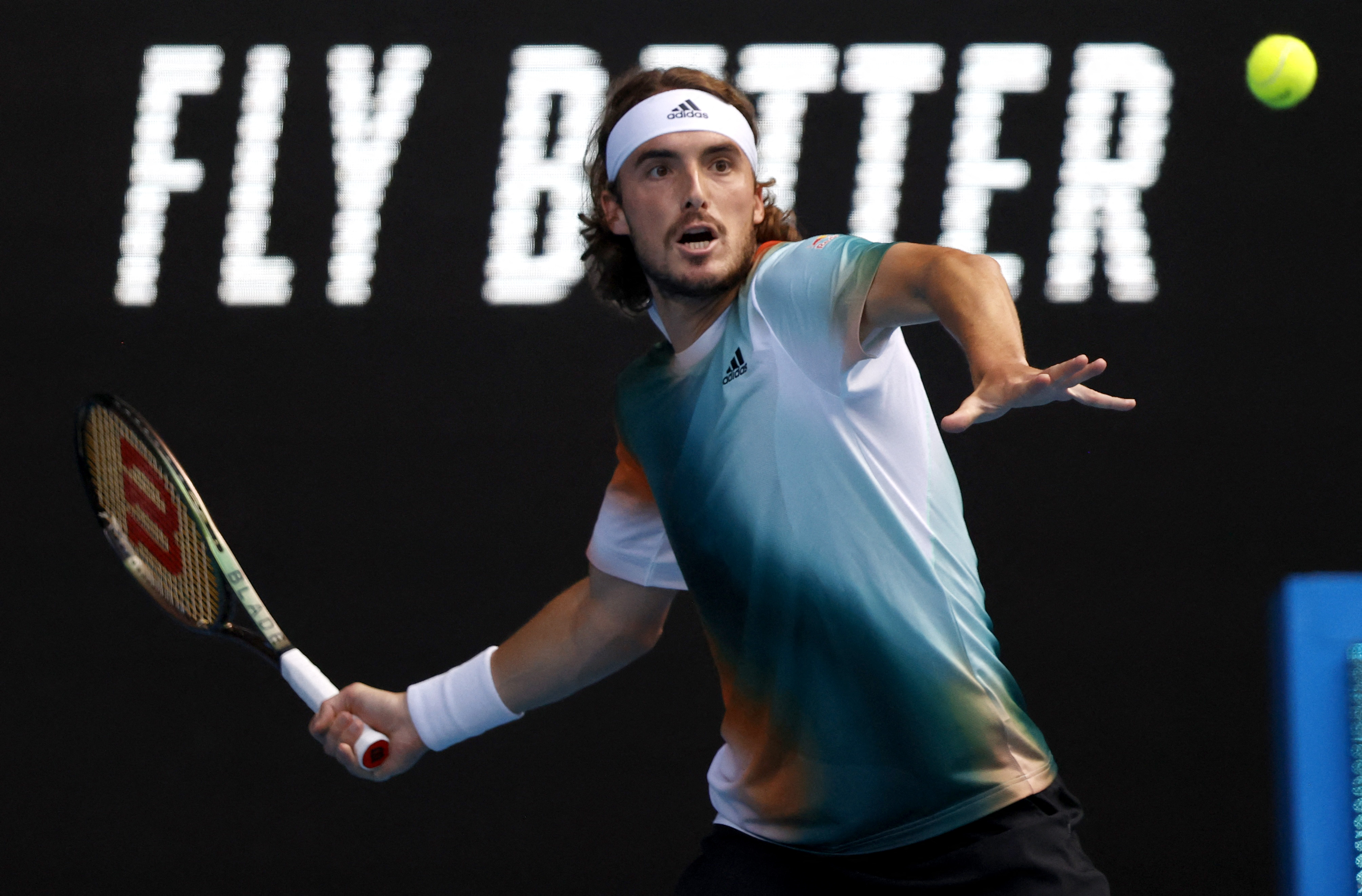 包含英国网球队血洗世界网球队，西西帕斯统治全场的词条