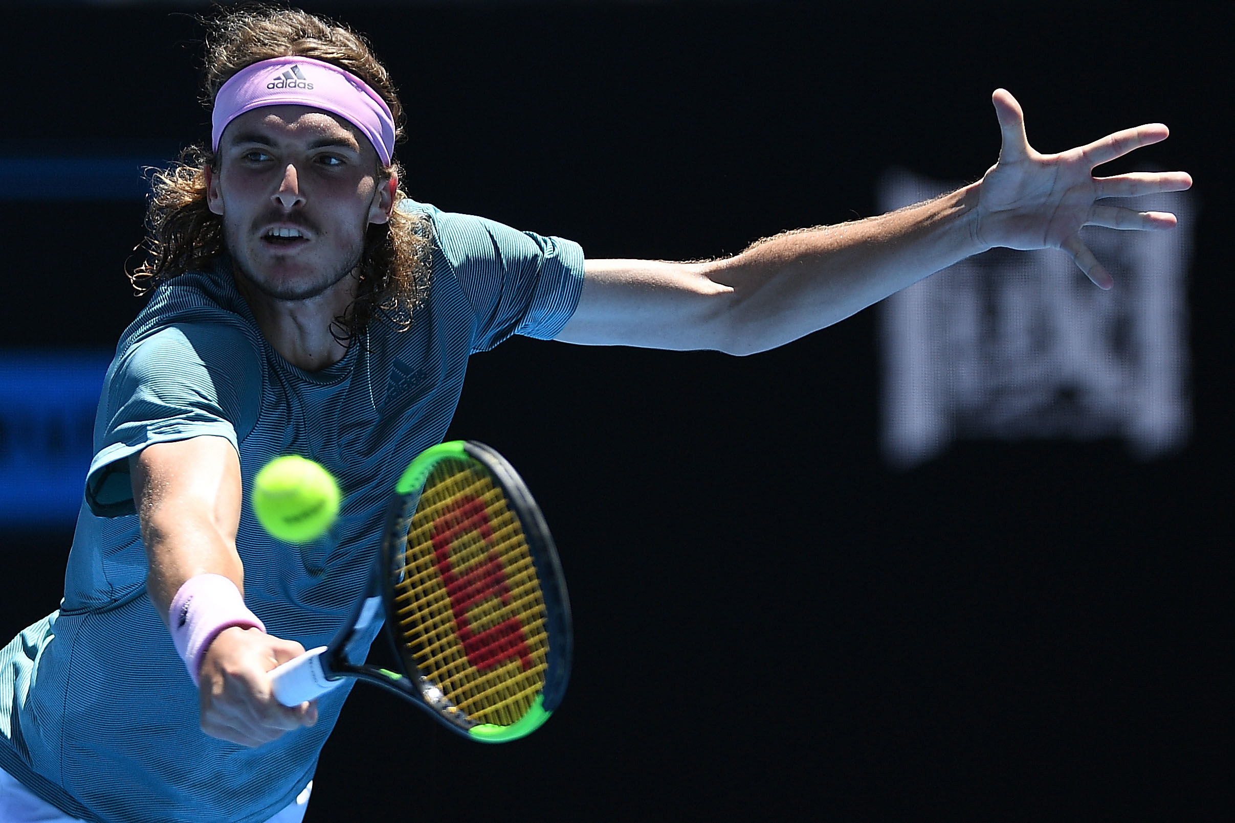 包含英国网球队血洗世界网球队，西西帕斯统治全场的词条