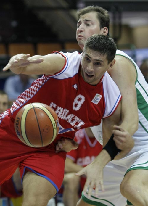 包含克罗地亚逆转土耳其，奥亚尔萨瓦尔状态火热的词条