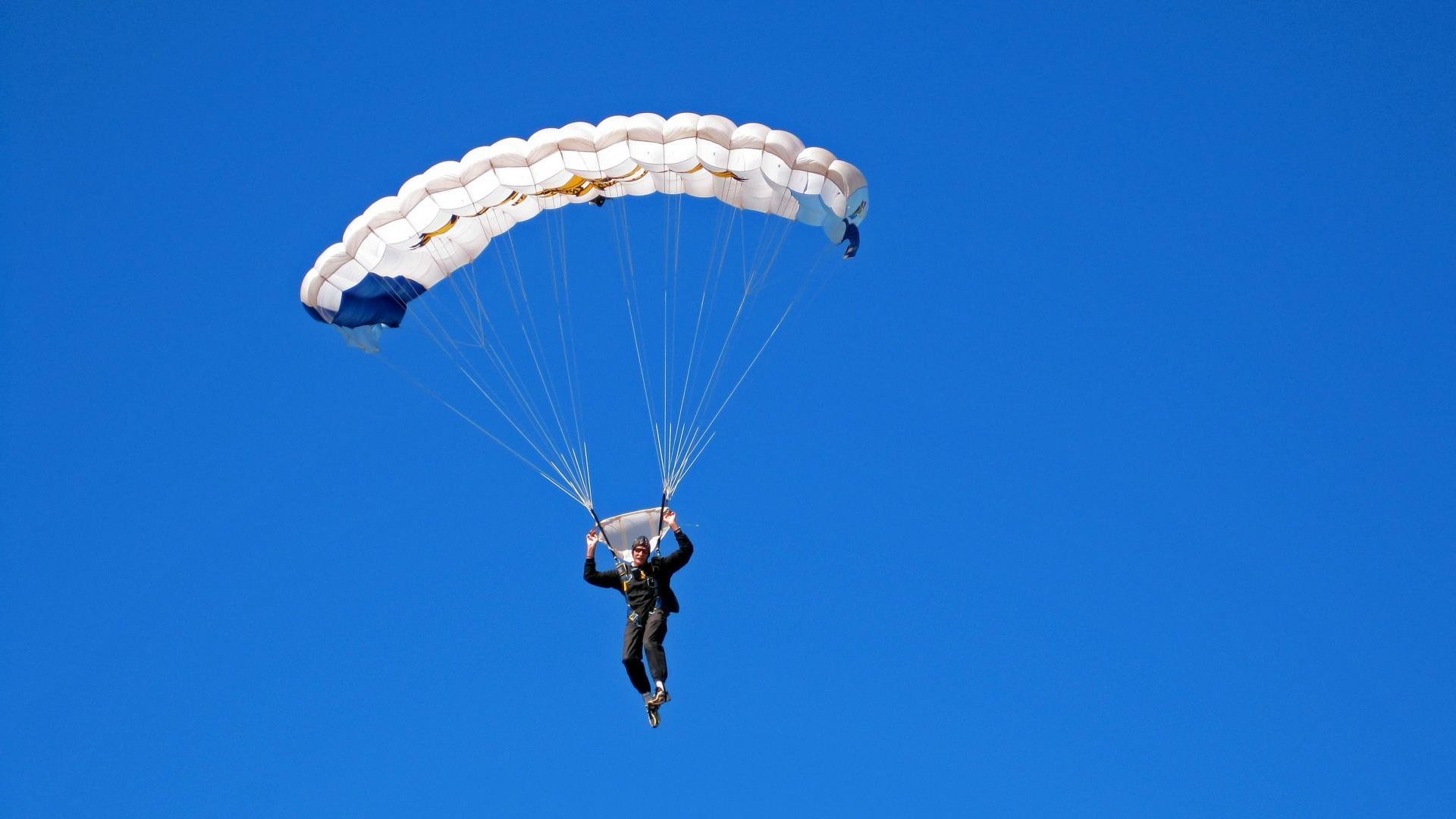 跨界统治日，76人主场碾压魔术，拉梅洛·鲍尔在F1虚拟赛场接管揭幕战