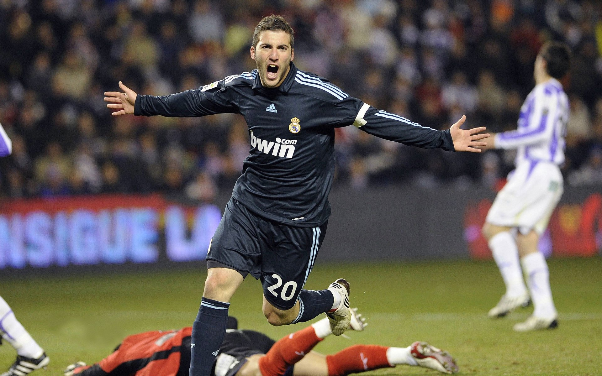 智利黄金一代重现荣光，美加墨世界杯焦点战，智利击败巴萨系球队的战术启示